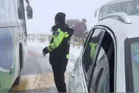 折多山今早又下雪了！目前已恢复双向通行 解除交通管制图片