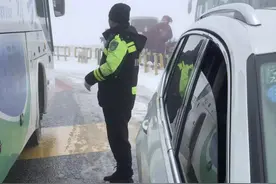 折多山今早又下雪了！目前已恢复双向通行 解除交通管制图片