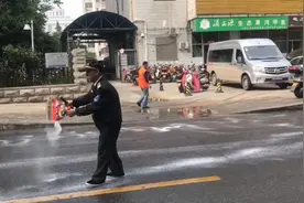 环卫车作业时漏油，“暗算”多辆电动车视频封面