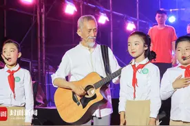 陈彼得再次亮相成都唱响“故乡情”，直言“歌唱祖国很幸福”视频封面