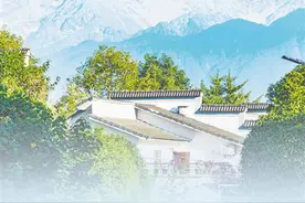 林盘古韵伴雪山图片