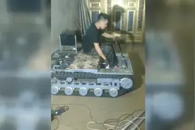 叉车司机自制履带车，百公里油耗4升视频封面