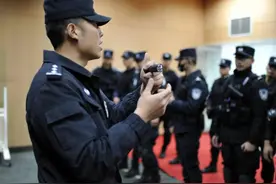 五一劳动者之歌｜“黑豹”特警李建华：毒贩劫持8人质 他用身体扑枪口视频封面