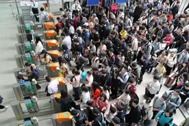 铁路“买短乘长”不可行！全额退票？上不了车的旅客表示不接受图片