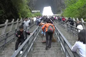 张家界“天梯”清洁工 一天上下台阶8000步图片