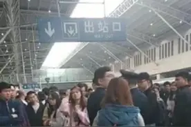 五一买了火车票却被“拒载”！仅退票能解决问题吗？损失谁来赔？图片