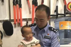 蹒跚学步的宝宝眨眼走丢了，这位青年汉警启动“快反”机制找回图片