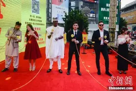 长沙街头辣条争霸赛 土耳其选手3分钟吃5.2米辣条夺冠图片