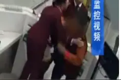 女子用母亲老年卡乘地铁 被发现没收后威胁捅死站务员视频封面