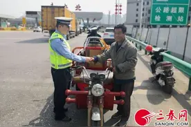 男子骑电动三轮误入高速 交警帮他推行近3公里图片