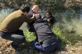 残疾人连人带车掉排污沟 众人合力下水救人图片