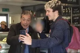 英国少年捉弄脱欧领袖，自拍时竖中指视频封面
