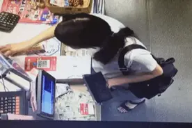 女子结账玩“鬼手换钞”，桂林一超市收银员险中招！监控拍下图片