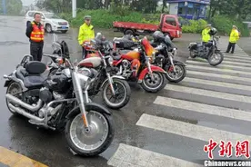 四川：18辆摩托车违法驶入高速公路 交警及时拦下并带离图片