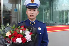暖心！森林消防员收到鲜花视频封面