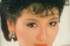 谢霆锋68岁母亲美如少女，带老公与王菲好友聚会，夫妻俩超恩爱图片