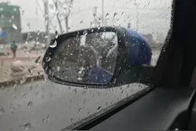 雨天行车后视镜太模糊？别再用手擦，教你两招，后视镜清晰无比图片