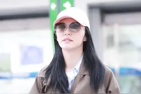 风衣控！姚晨穿咖色风衣亮相 粉红鸭舌帽搭运动鞋休闲减龄图片