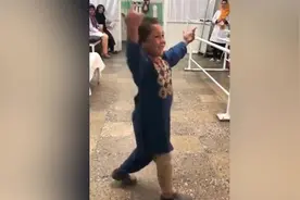 纯真笑容：阿富汗5岁男孩戴假肢跳舞走红