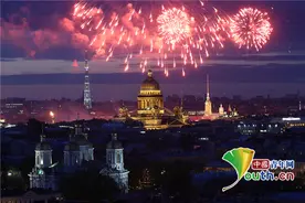 庆祝“胜利日” 璀璨烟花绽放俄罗斯夜空图片