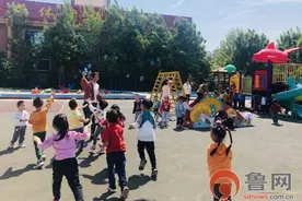 东营区辛店街道中心幼儿园开展“吹泡泡大解密”活动图片