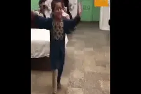 阿富汗男孩因战争失去右腿 装上义肢快乐起舞感动网友图片