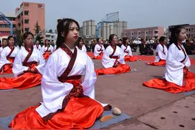 以传统方式宣告成年！四川内江百名学子身着汉服行“冠笄之礼”视频封面