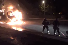 同学，你的习题册着火了！消防员正在拼力抢救视频封面