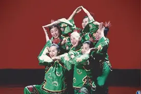 今晚《百变达人》给你最好看的秀： 在雨中绸吊里遇见爱情，在天籁童声中洗涤心灵，在“俏夕阳”街舞中感受快乐图片