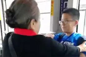 暖心！“容嬷嬷”李明启坐公交拒绝小男孩让座图片