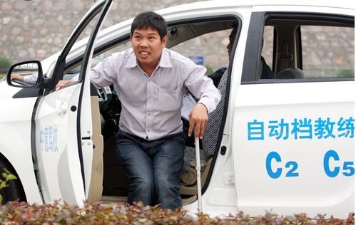 驾照的区别可大了！C2驾照可以一只脚开车，C5可以不用脚开车