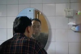 图片故事：一位教新妈妈育儿的男老师图片