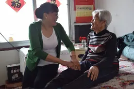 林小红照顾姑姑十多年不离弃 侄女胜似亲闺女，这份孝心感动邻里获赞扬图片