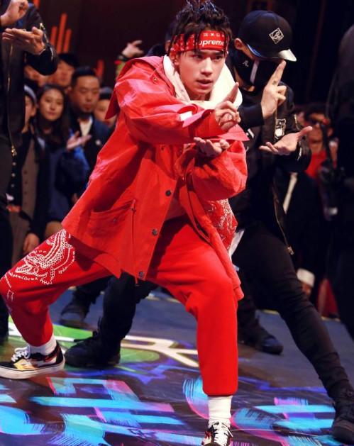 易烊千玺给队伍取名字，比易燃装置还有寓意，千纸鹤：不愧是大佬
