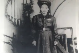 人文老照片｜母亲每天缝制一套棉军衣，手指已弯曲变形图片