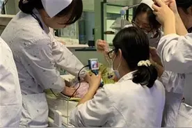 医生跪地为患儿做检查，获点赞“最美姿势”图片