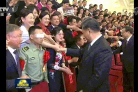 新闻联播动人一幕！扫雷战士失去双眼双手，他向总书记敬特殊军礼图片