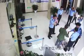 老人卖草莓收到假币，民警排队全部买下视频封面