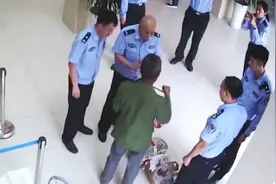老人卖草莓收到假币，民警排队全部买下视频封面