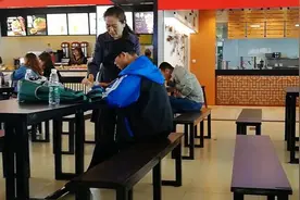 母亲带临高考儿子出游：压力太大该放松视频封面
