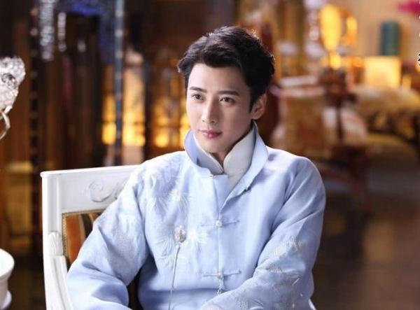 《海棠经雨胭脂透》终于来了，邓伦饰演男主，男二颜值并不输他