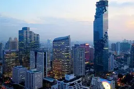 泰国最高大楼：被很多网友吐槽像烂尾楼，可到夜晚就惊艳了众人！图片
