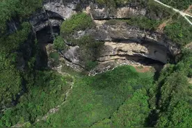 垂直总高340米  探秘中国西北部的神秘天坑图片