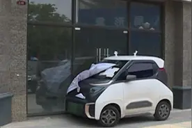 车停店前被店家贴纸，女车主直接堵门