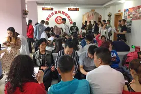 “520”：有情人喜结良缘 民政局里领证忙图片
