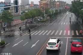 三轮摩托车撞倒路人后侧翻 过路女司机停车救人视频封面