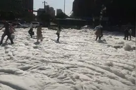 西安道路喷涌大量白色泡沫，官方调查