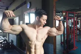 他因一张海报迷上健身，练成健美冠军视频封面