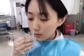 青蕉拍客丨98年美女准护士给自己插胃管走红网络：体验患者感受对生命负责视频封面