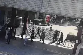 醉汉街头持刀追人，十多名武警出营制服视频封面